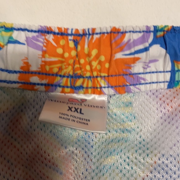 Vineyard vines men’s bathing suit - Picture 2 of 3